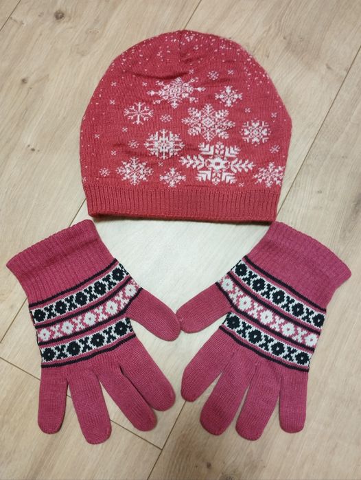 Зимова утеплена жіноча шапка