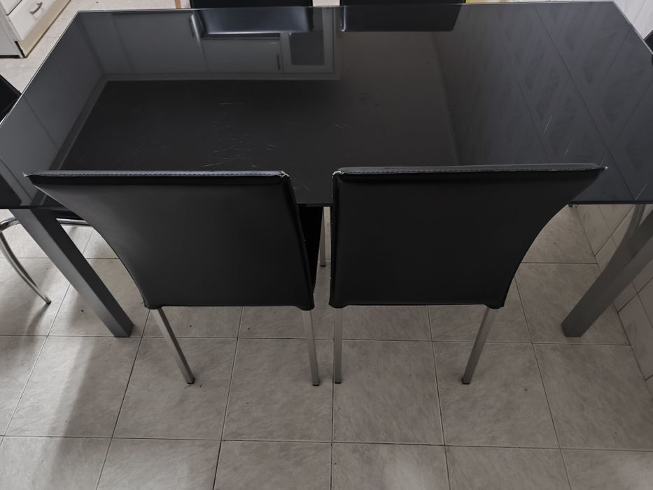 Conjunto de mesa de jantar extensível com 6 cadeiras, em preto.