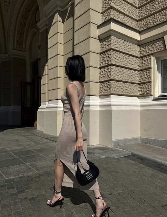 Бежева сукня в рубчик