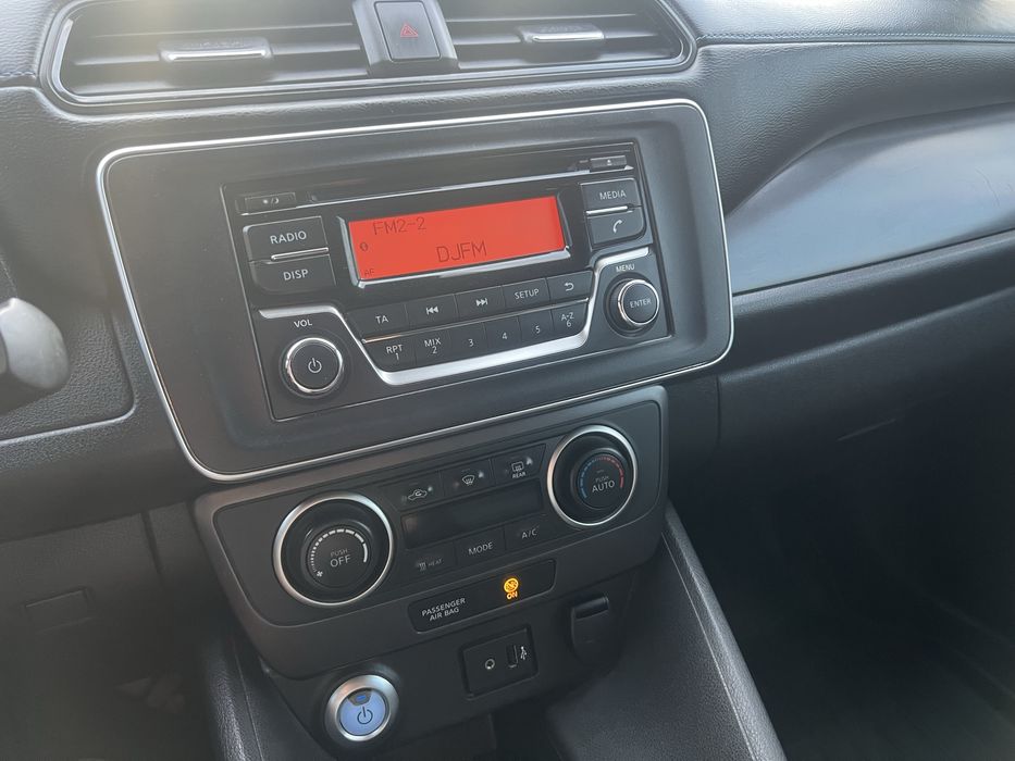 Nissan Leaf в отличном состоянии.