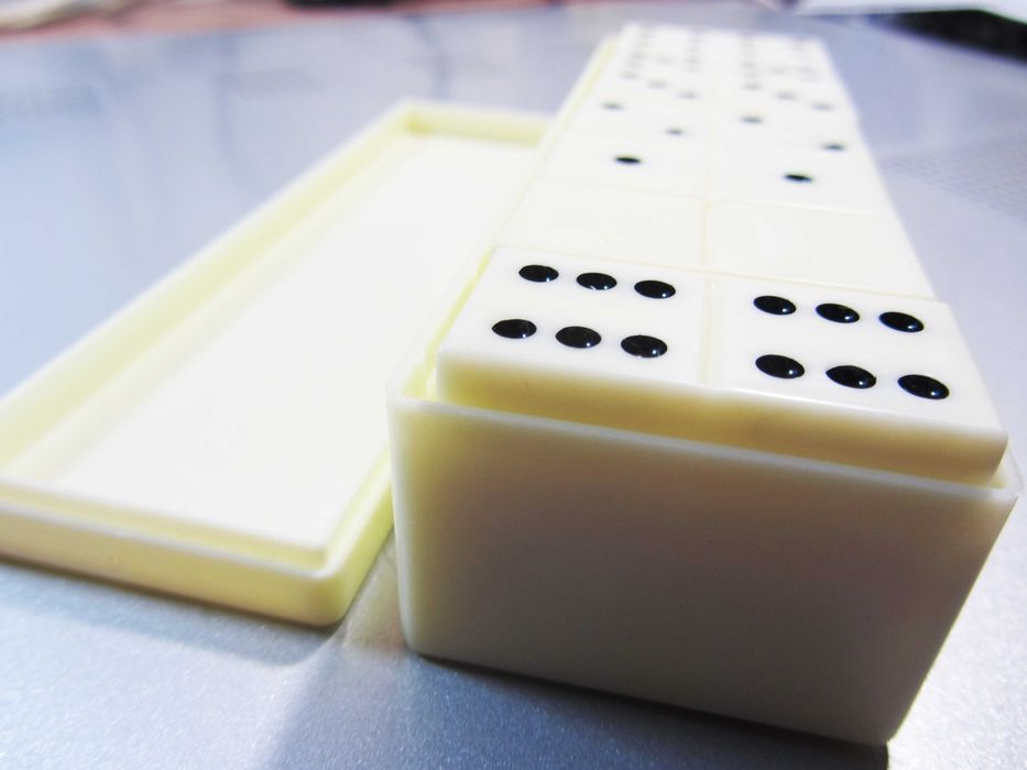 доміно білого кольору набір для гри доміно гарний подарунок