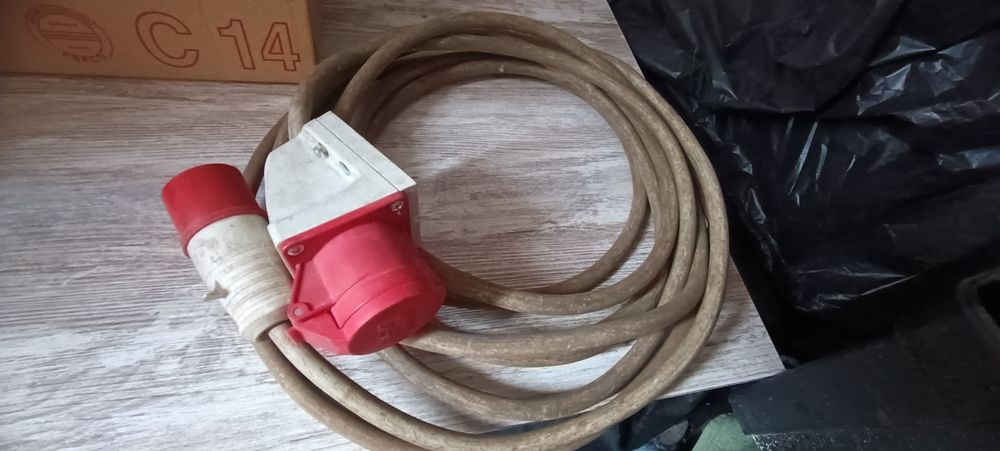 Extensão trifásica e várias encaixes