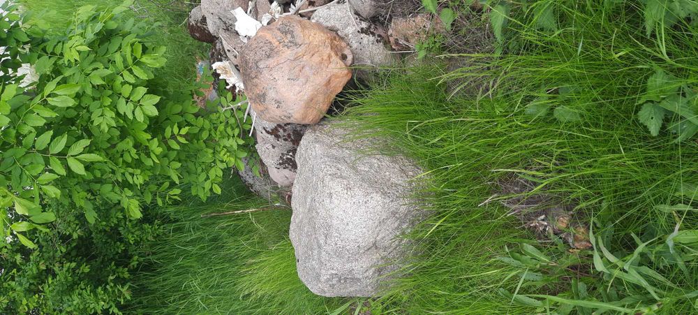 Kamienie polne, granitowe, marmurowe