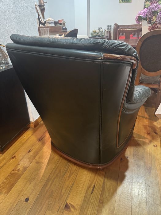 Sofa e poltronas em pele