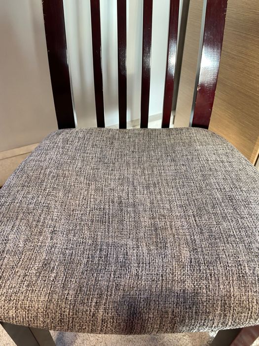 Стільці деревʼяні.