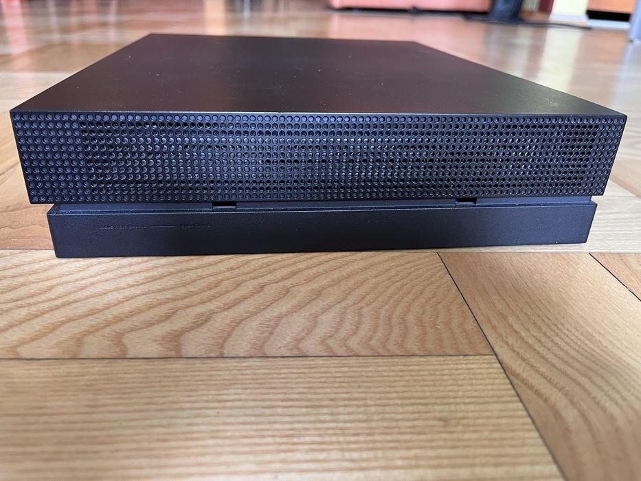 Xbox One X z dwoma padami i grami
