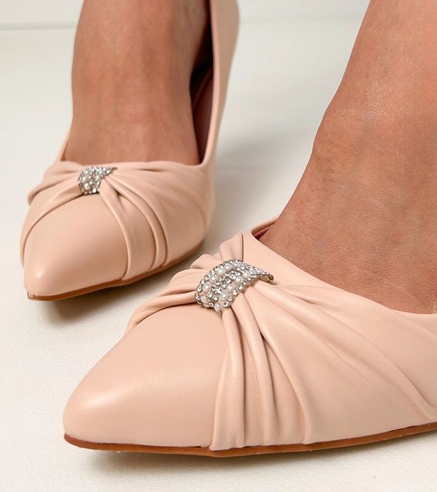 Beżowe klasyczne czółenka na szpilce z cyrkoniami Bronney