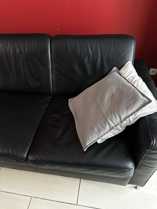 czarna skórzana sofa z “Etap Sofa” z funkcją spania