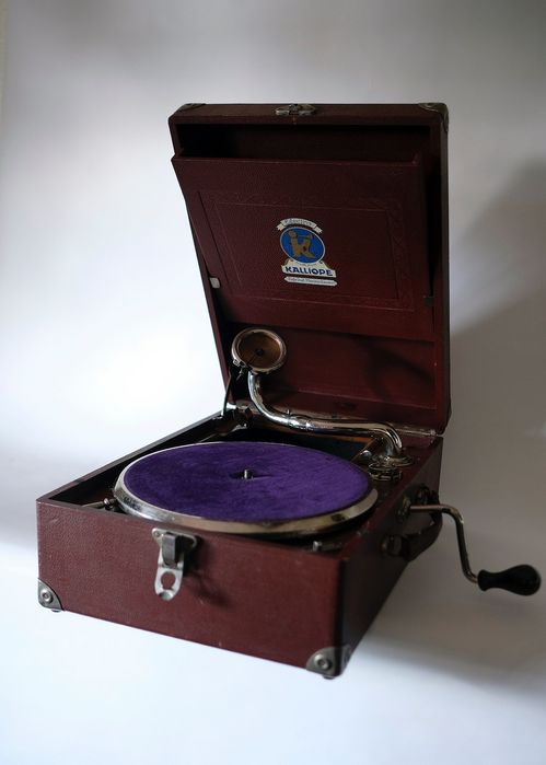 Gramofone + Colecção de Discos de Baquelite