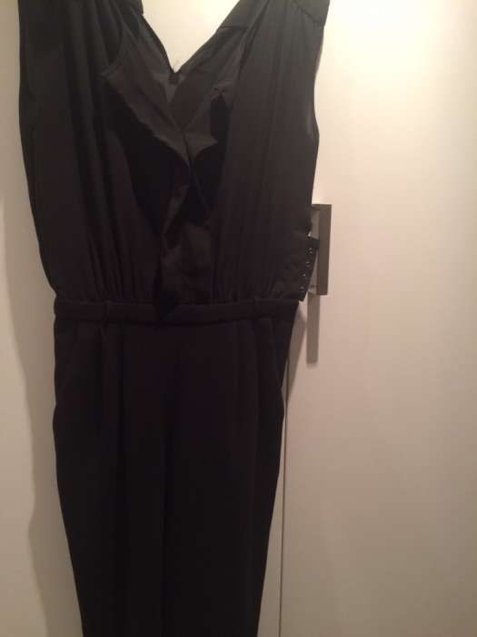 Macacão preto da Mango.