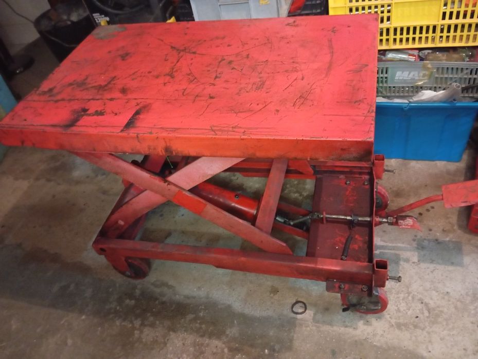 Mesa hidráulica com rodas