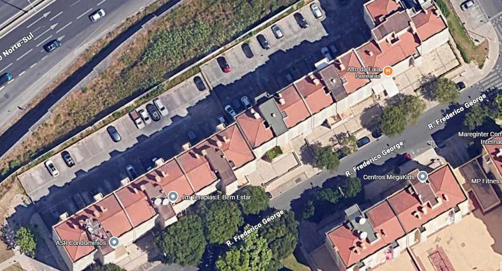 Lugar de estacionamento exterior com acesso restrito Lumiar/Telheiras