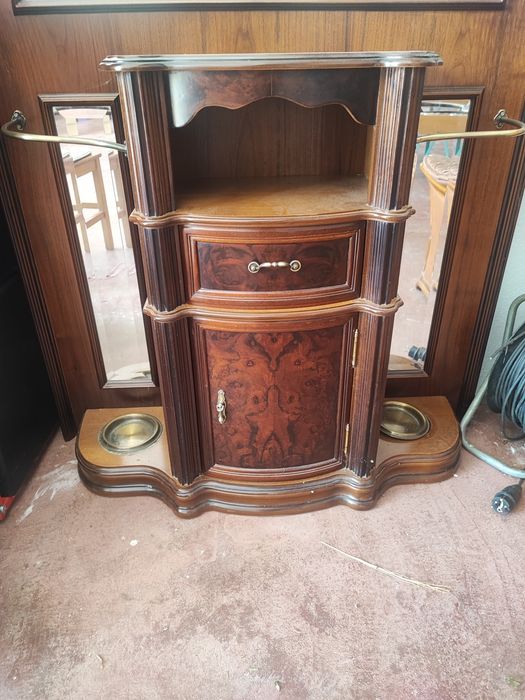 Móvel de entrada com espelho