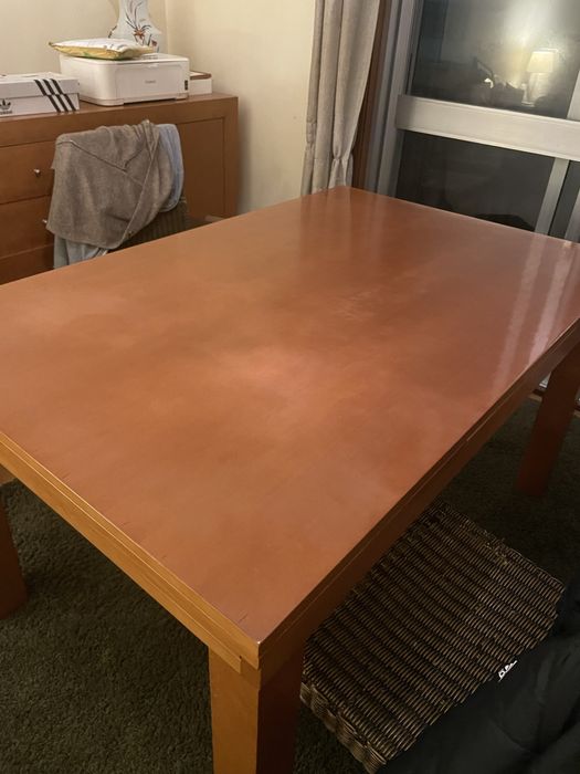 Mesa em madeira de Nogueira