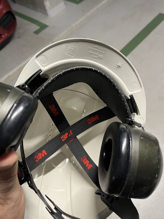 Kask 3M z ochronnikami słuchu