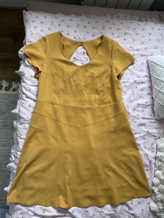Musztardowa sukienka