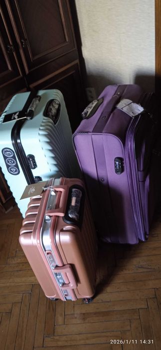 Чемодан новый на колесах.