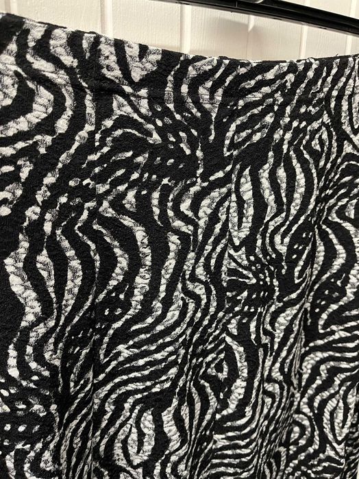 Spódnica damska czarno-biała rozmiar 48 guma wzór zebra
