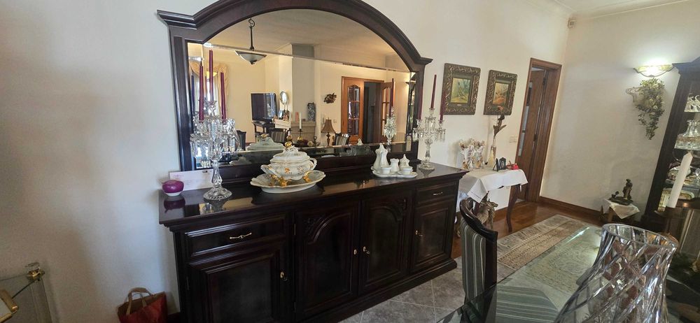 Conjunto de sala (cadeiras, mesa e aparador)