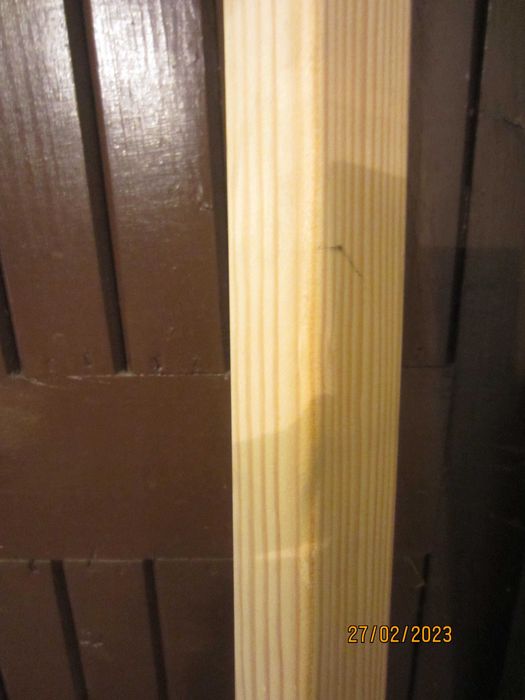 Drewniany kontownik sosnowy