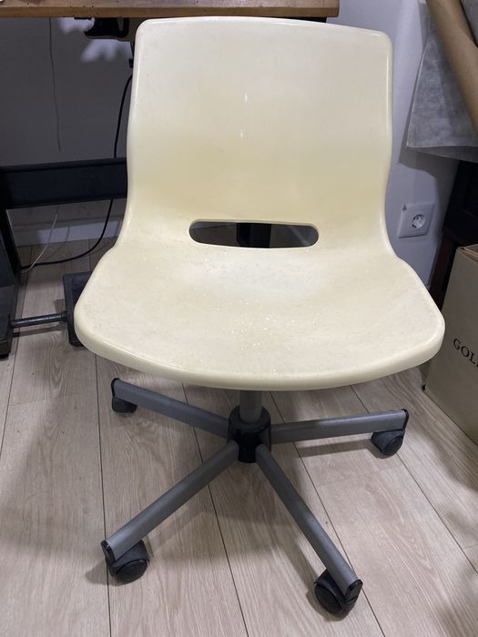 Cadeira de escritorio com  rodas