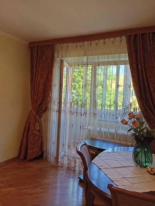 Продаж 3-кімнатної, центр, цегла