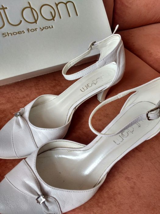 Białe buty na obcasie