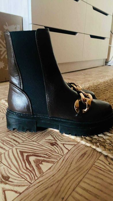 Челсі на масивній підошві з декоративним ланцюгом