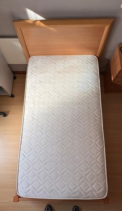 Cama de solteiro e colchão