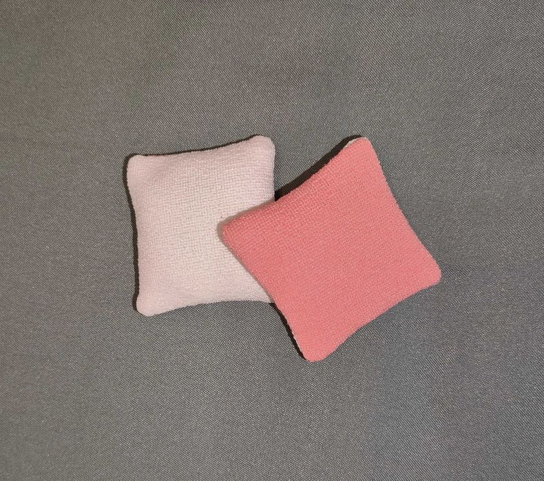Poduszka Mini dla Lalek Dekoracyjna Dwukolorowa4,5x4,5cm Handmade 2szt