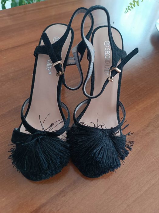 Czarne sandały na szpilce