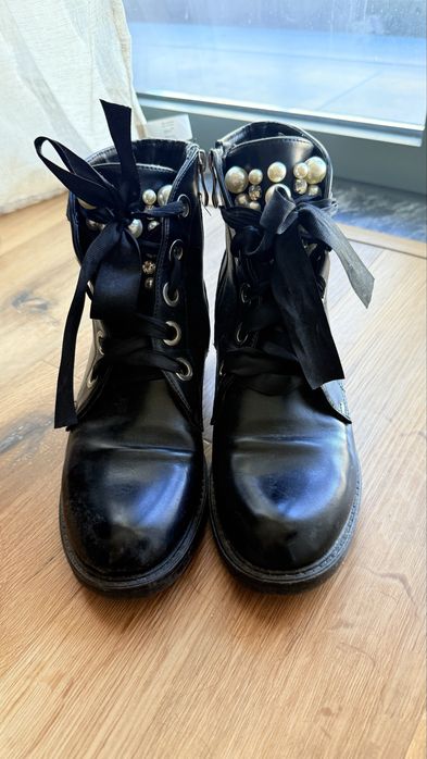 Botas pretas em pele com pérolas