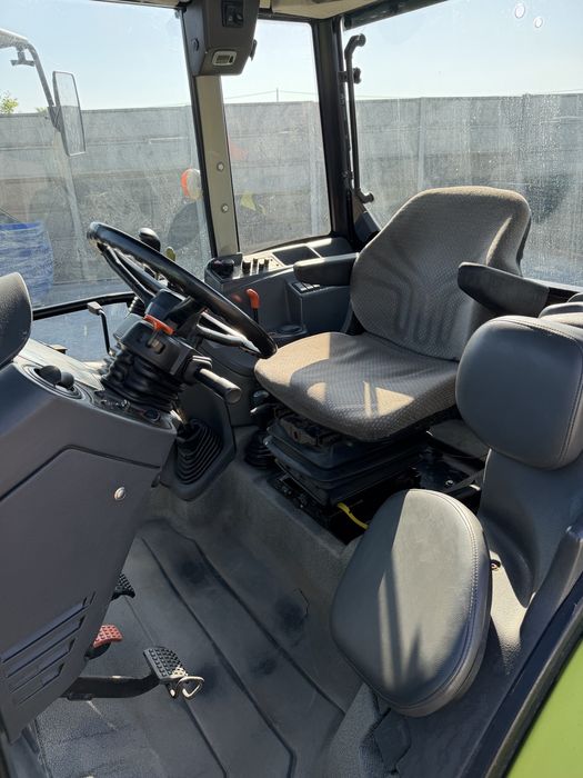 Claas Axos 330 z ładowaczem