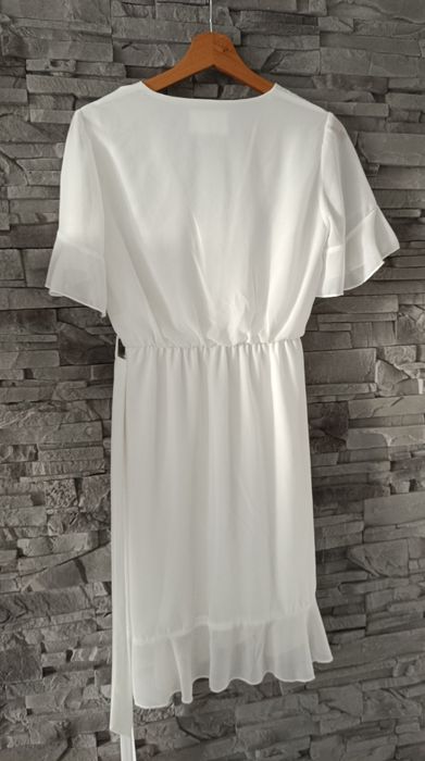 Biała piękna sukienka z falbanką