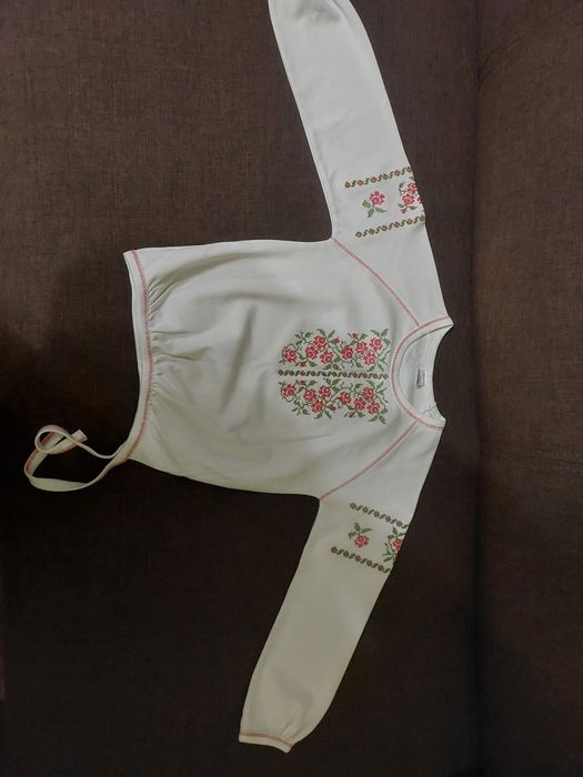 Біла вишита кофтинка