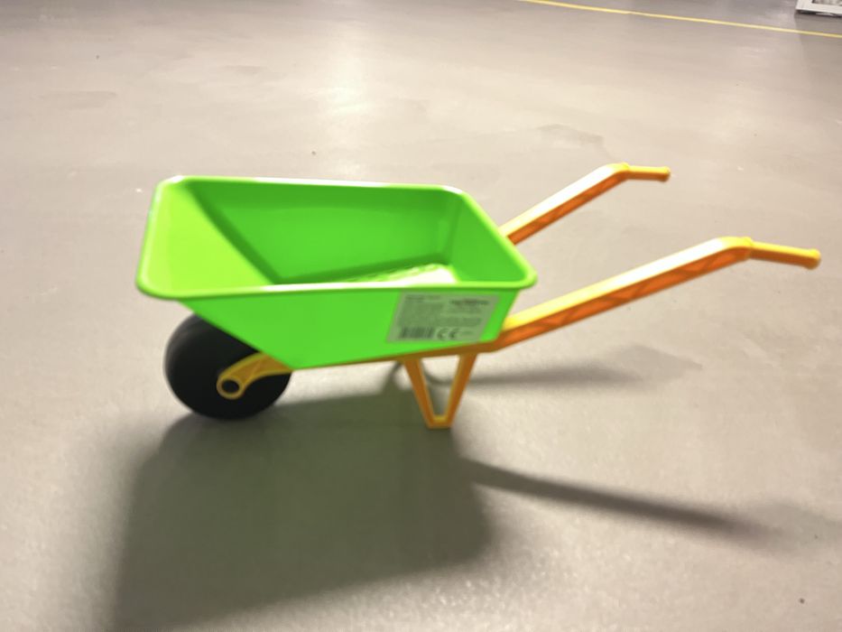 Nowa taczka do piasku