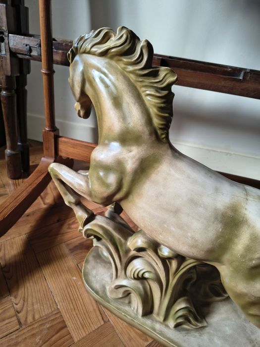 Cavalo em cerâmica com patine