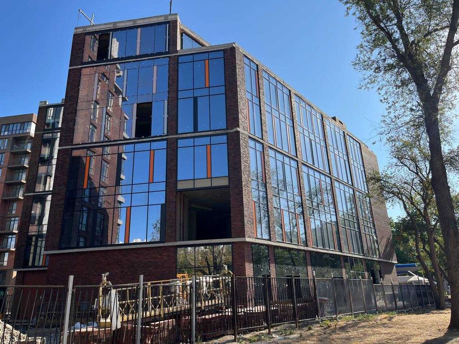 Дерби ТЦ фасад здание 7700 м +терраса, паркинг, рампа