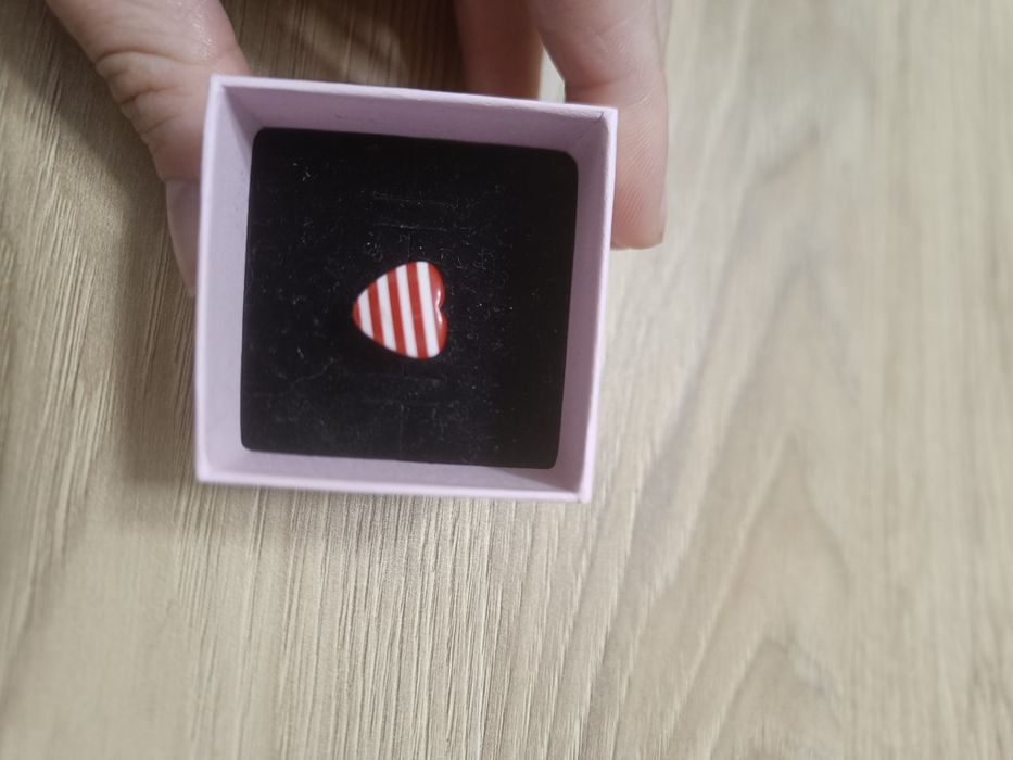 Kolczyki wkręt w kształcie serduszka 1 szt. czerwono-biały 1 cm x 1 cm