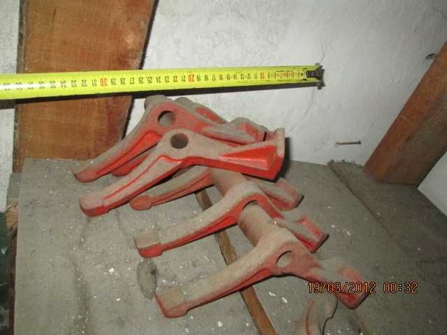 Вилка коробки передач У-подібна.