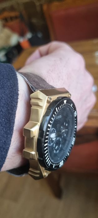 Продам  часы хронограф GUESS  GW0325G1