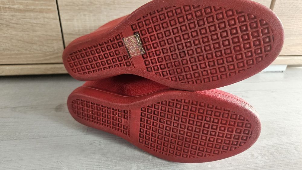 Czerwone sneakersy skórzane