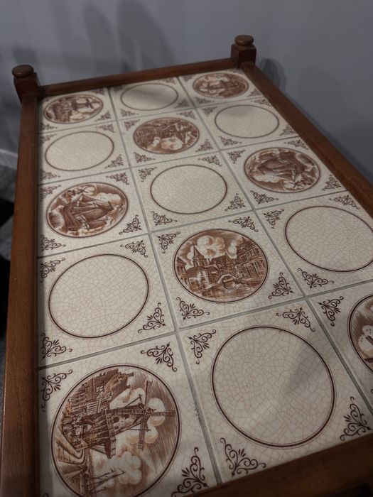 Stolik na kółkach ozdobny