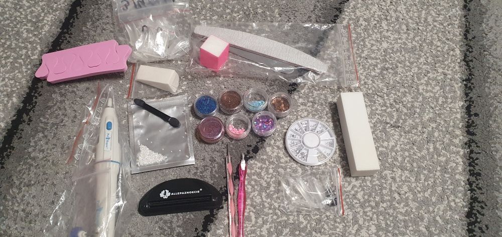 Lampa do paznokci i akcesoria