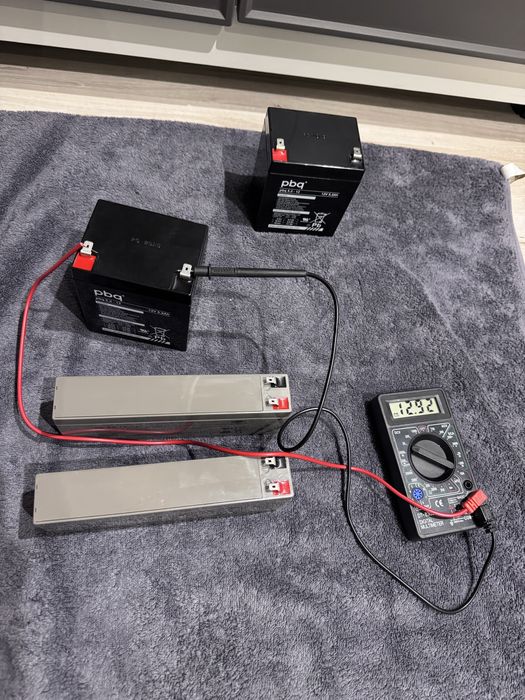 Akumlatory 4 sztuki, uszkodzone.