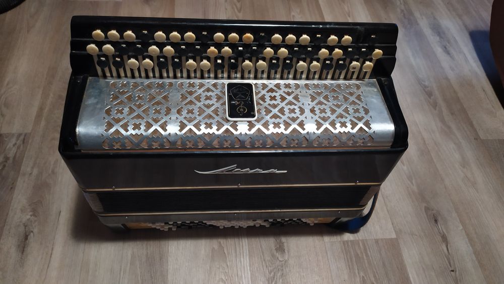 Баян Мічта випуску тих часів