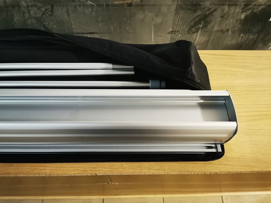 Baner roll up na statywie 90 cm szerokości