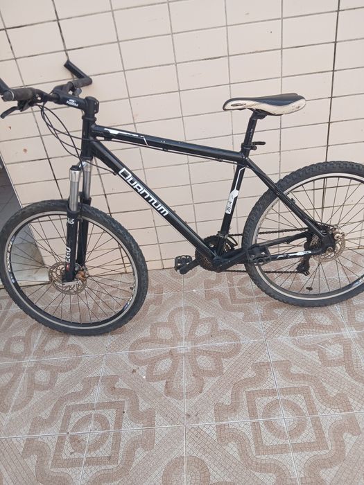 Biciicleta com disco de travao antiga em bom estado