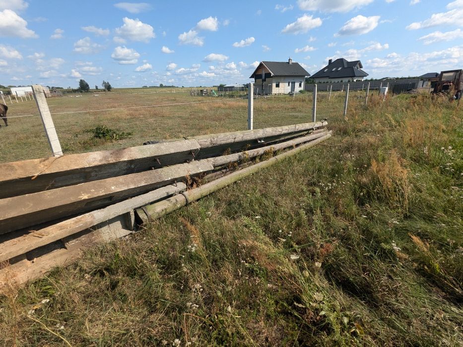 Slupy drewniane betonowe