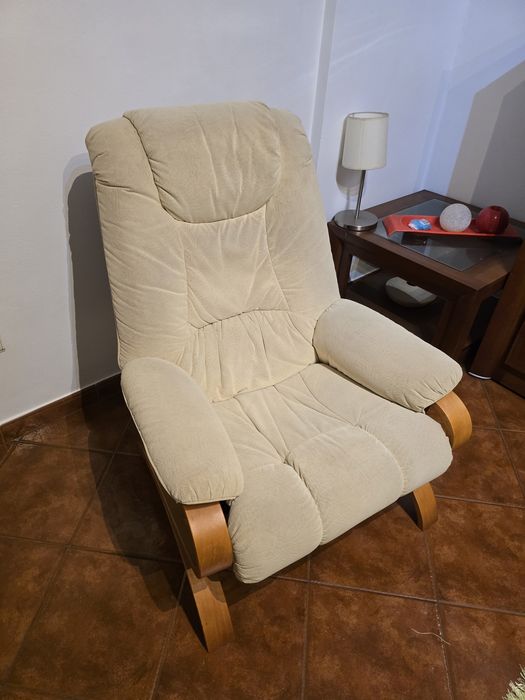 Cadeirões beges em tecido